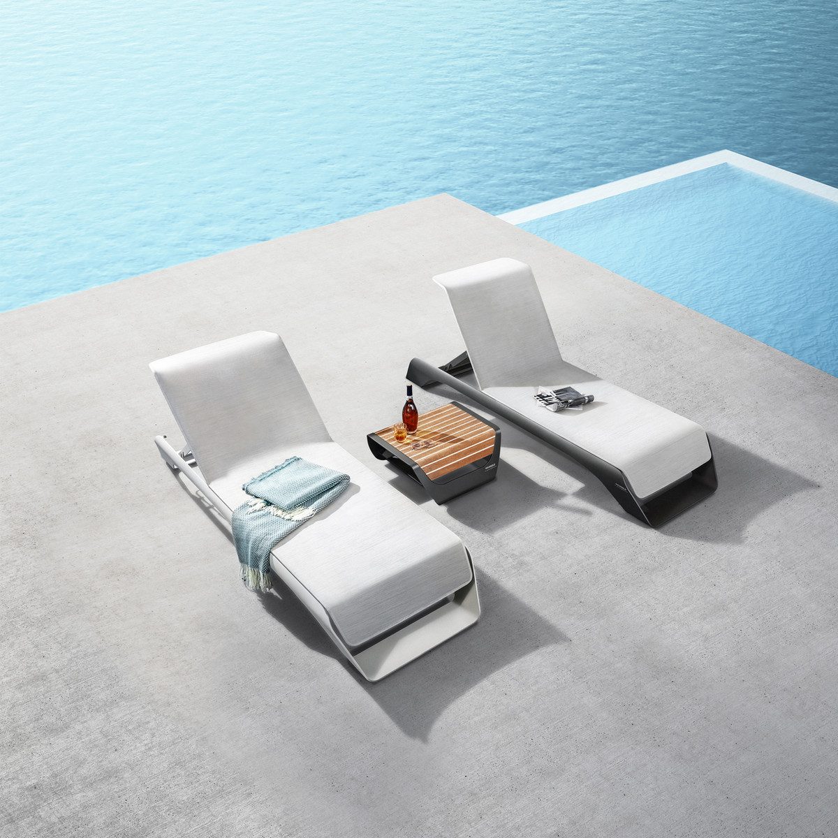 Onda Outdoor Lounger-Opened Box